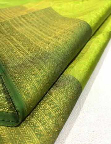 Radiant Green Kanchipuram Handloom Silk Saree with Intricate Zari Weaving