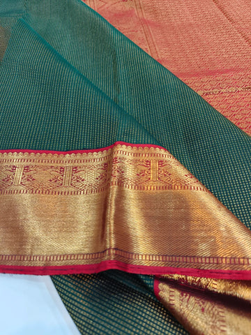 Green Vaira Oosi Body with Contrast Red Pallu & Rich Gold Zari